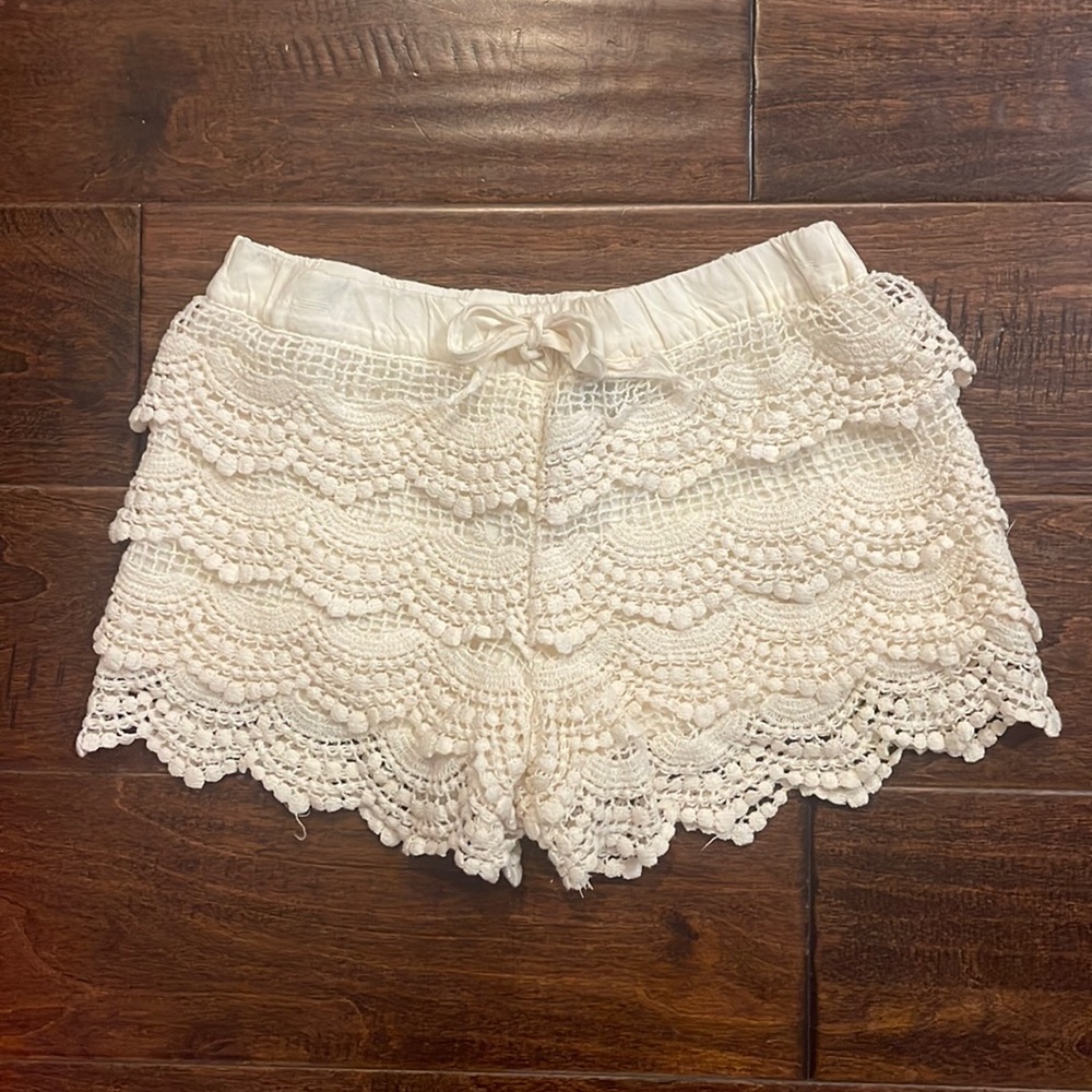 Crotchet lace layered shorts fully lined